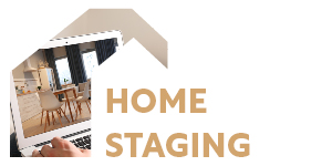 Laptop mit Wohnraumfoto – Schriftzug ‚Home Staging‘ im Haus-Symbol.