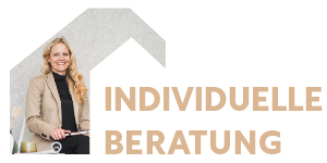„Maklerin (Kerstin Rack) mit Notizbuch – Schriftzug ‚Individuelle Beratung‘ im Haus-Design.