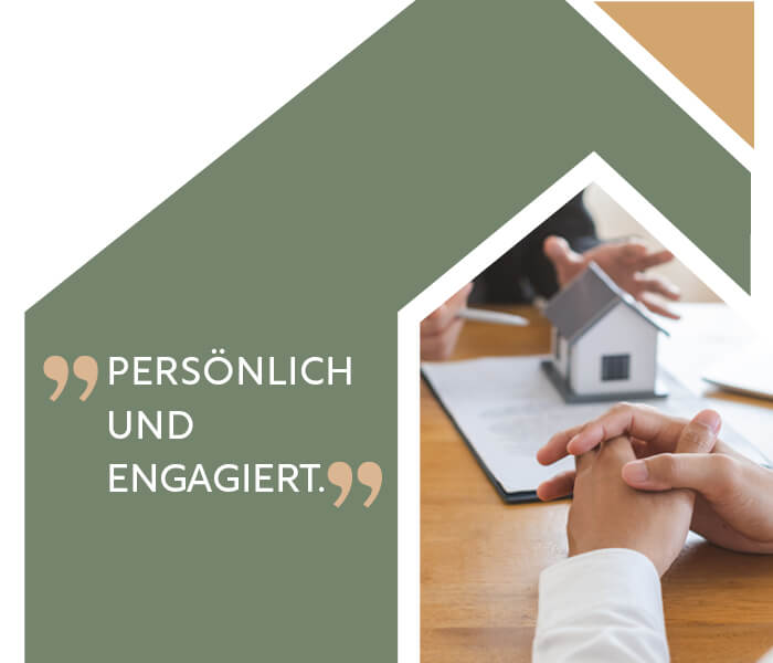 Hände gefaltet im Beratungsgespräch mit Modellhaus – Zitat ‚Persönlich und engagiert.